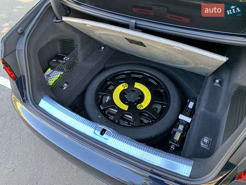 Седан Audi A8 2023 в Кривом Роге