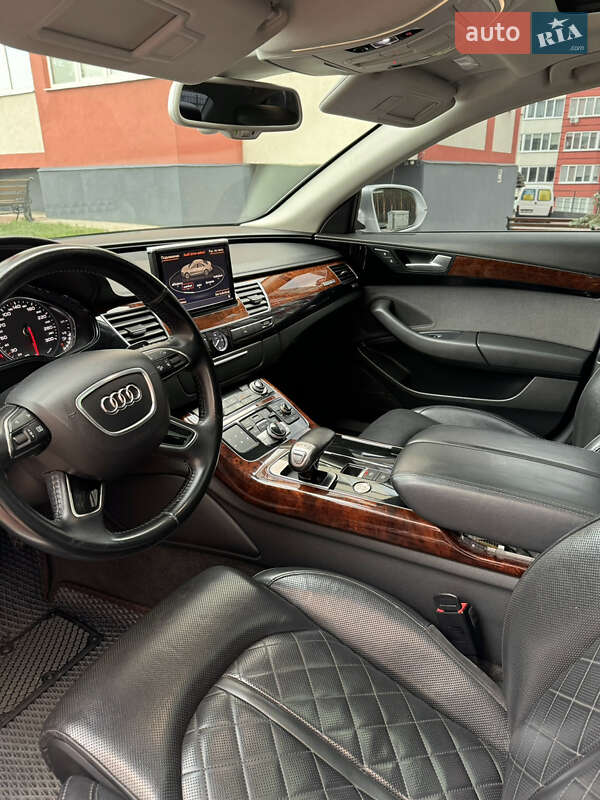 Седан Audi A8 2012 в Вараші