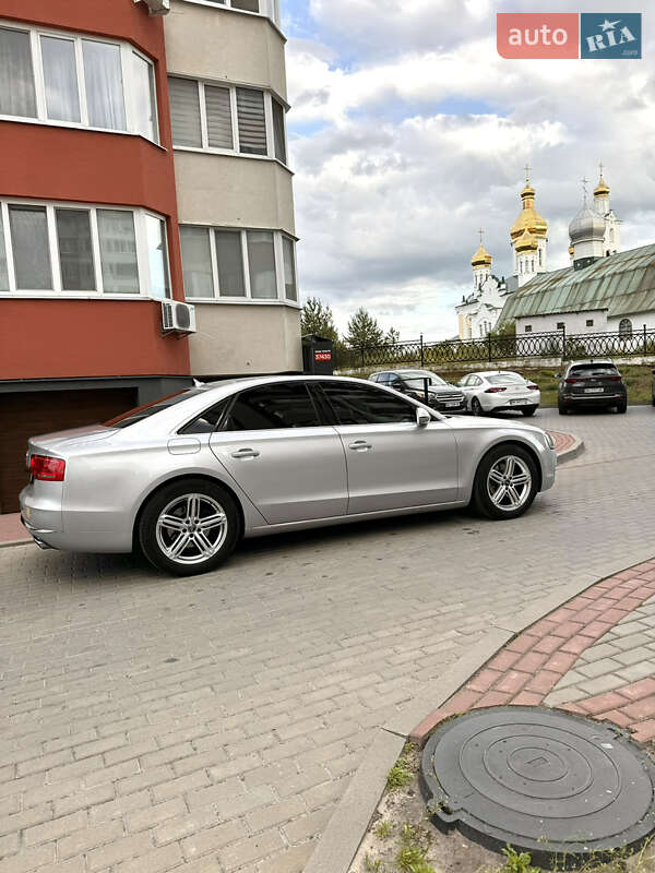 Седан Audi A8 2012 в Вараші
