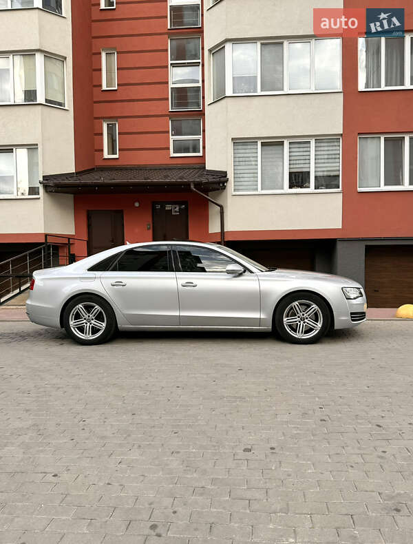 Седан Audi A8 2012 в Вараші