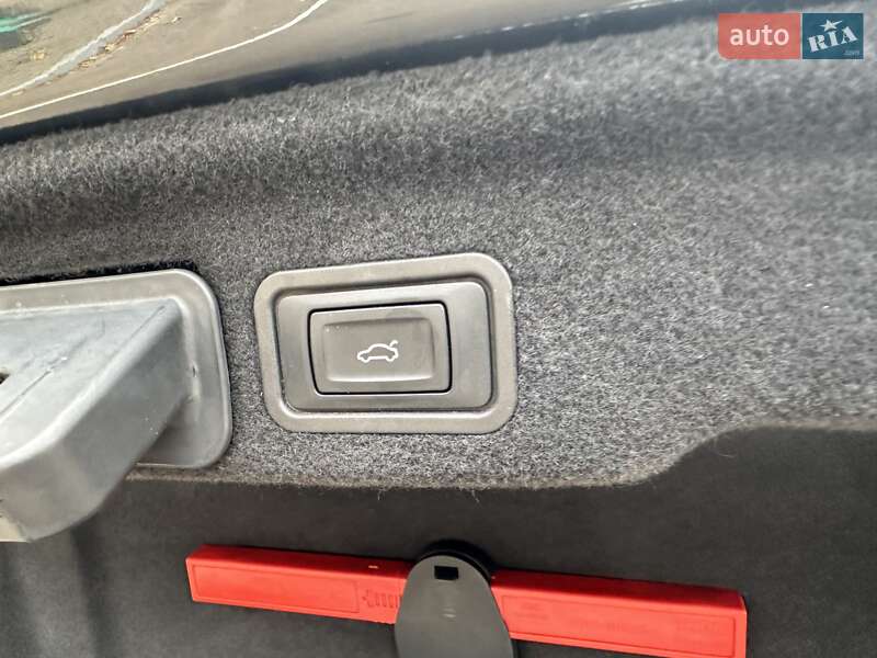 Седан Audi A8 2013 в Киеве