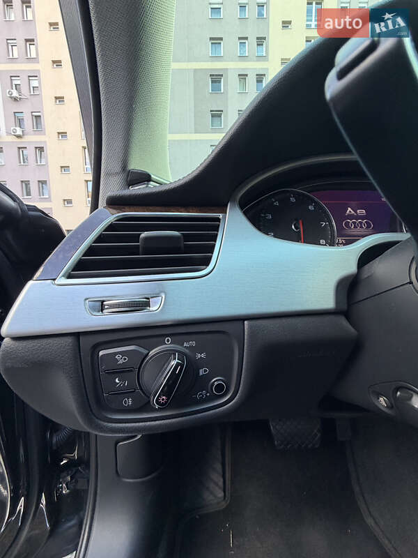 Седан Audi A8 2014 в Мукачево