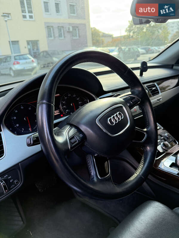 Седан Audi A8 2014 в Мукачево