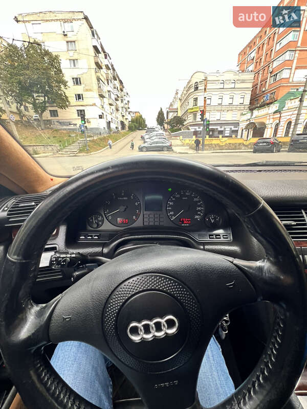 Седан Audi A8 1995 в Києві