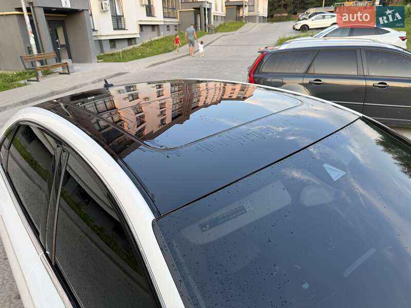 Седан Audi A8 2015 в Львове