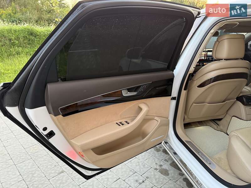 Седан Audi A8 2015 в Львове