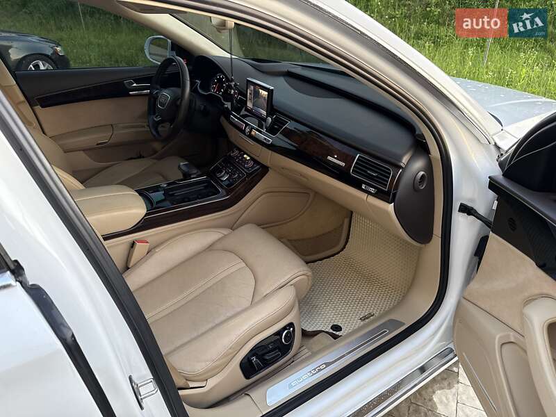 Седан Audi A8 2015 в Львове