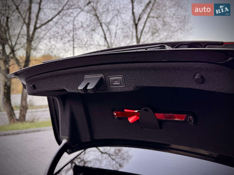 Седан Audi A8 2013 в Львове