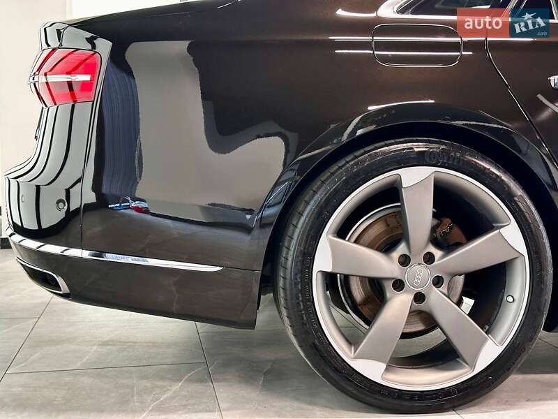 Седан Audi A8 2013 в Львове