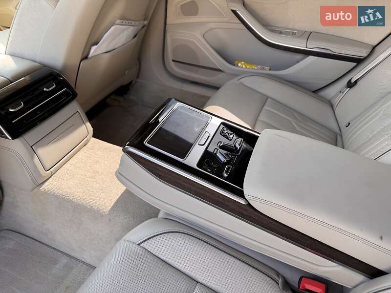 Седан Audi A8 2019 в Одесі