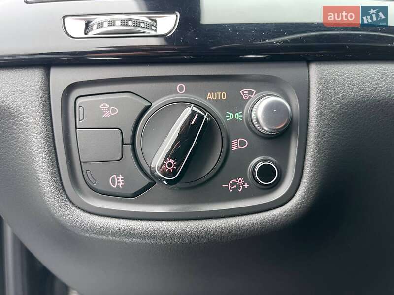 Седан Audi A8 2015 в Киеве