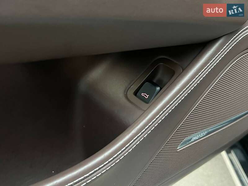 Седан Audi A8 2012 в Києві