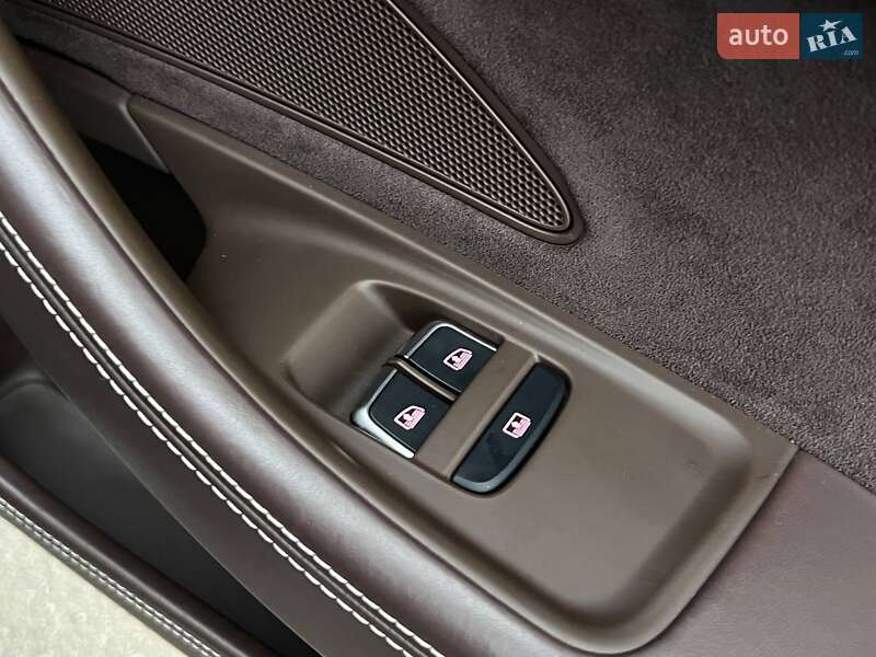 Седан Audi A8 2012 в Києві