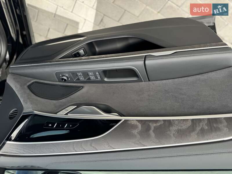 Седан Audi A8 2024 в Ровно