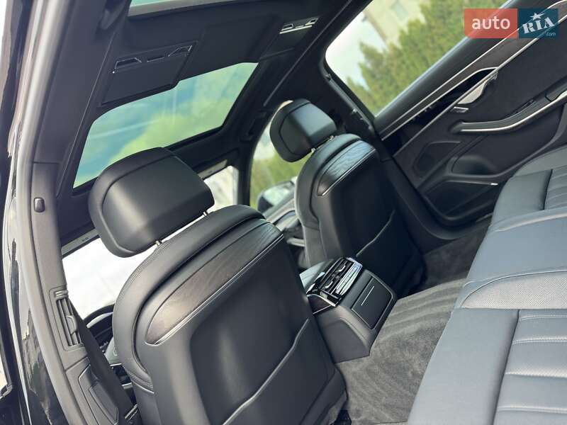 Седан Audi A8 2024 в Ровно