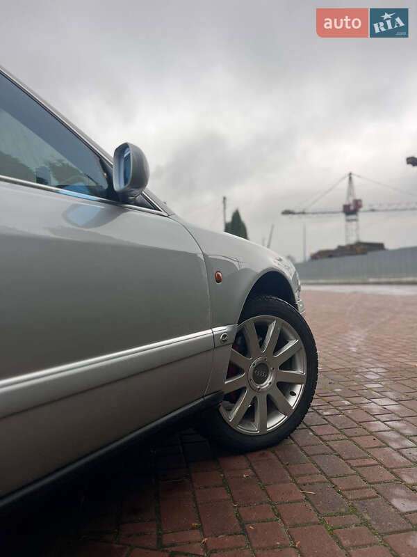 Седан Audi A8 1995 в Костополе