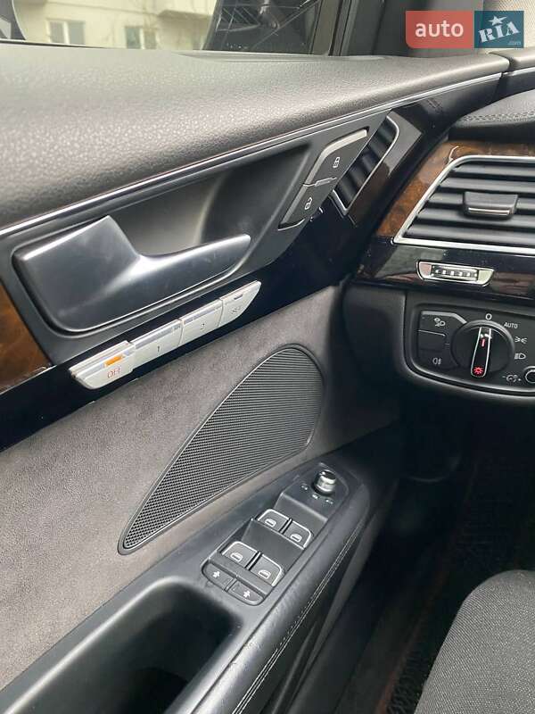 Седан Audi A8 2015 в Одесі