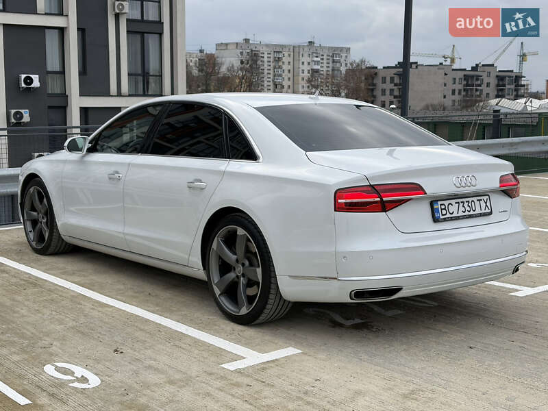 Седан Audi A8 2015 в Мукачево