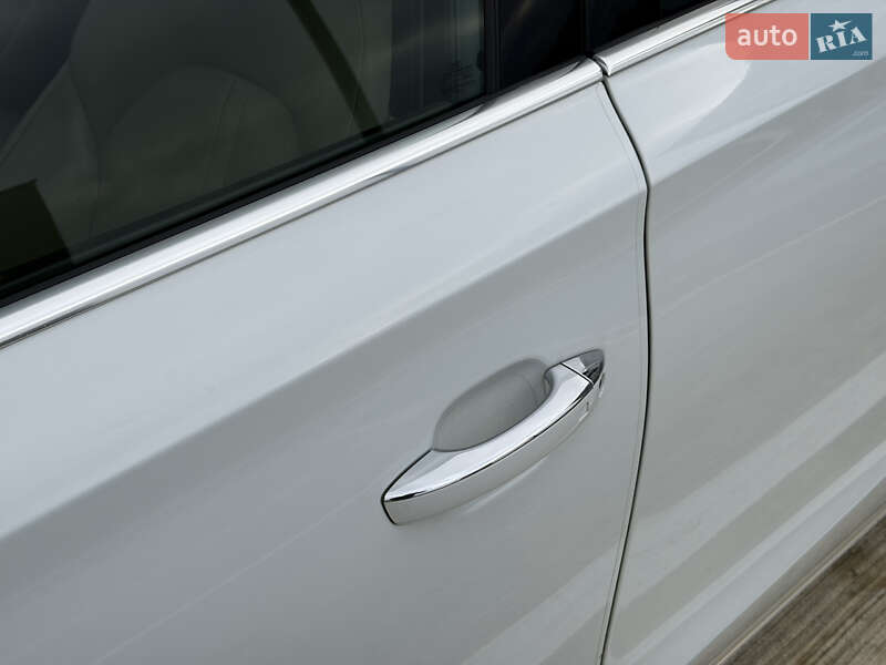 Седан Audi A8 2015 в Мукачево