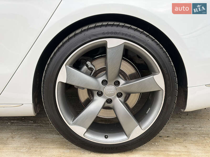 Седан Audi A8 2015 в Мукачево