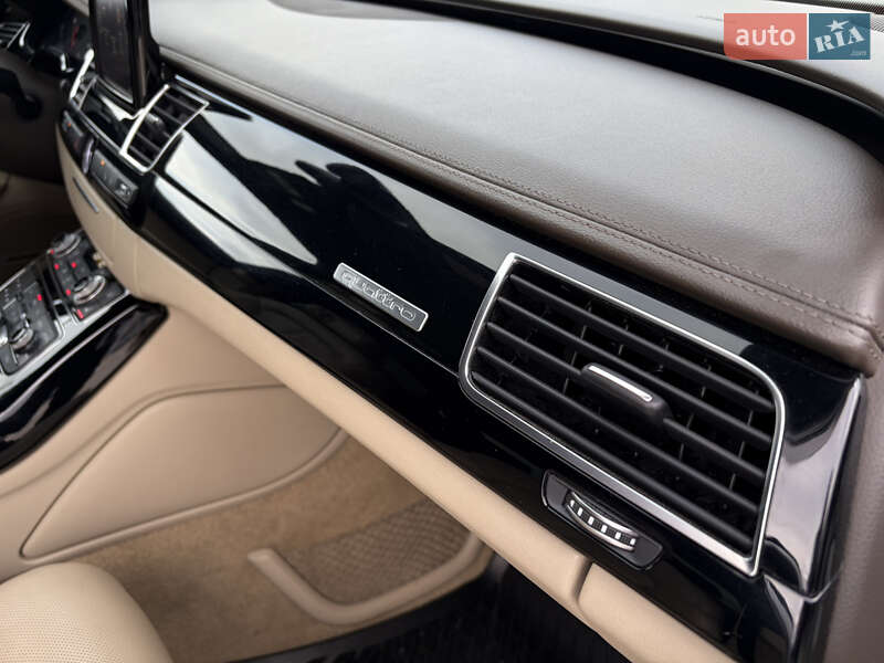 Седан Audi A8 2015 в Мукачево