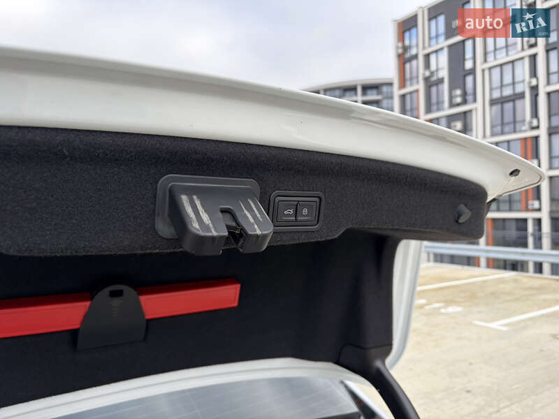 Седан Audi A8 2015 в Мукачево