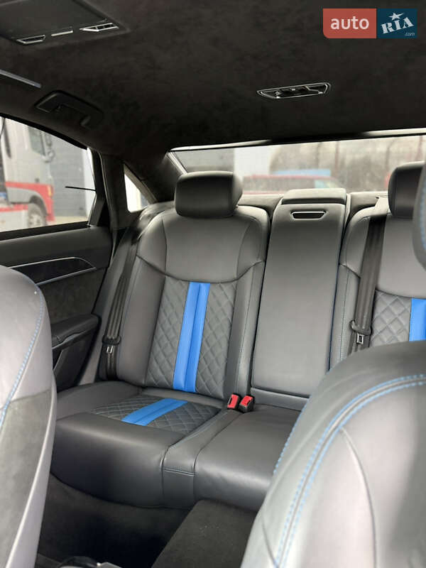 Седан Audi A8 2021 в Львові