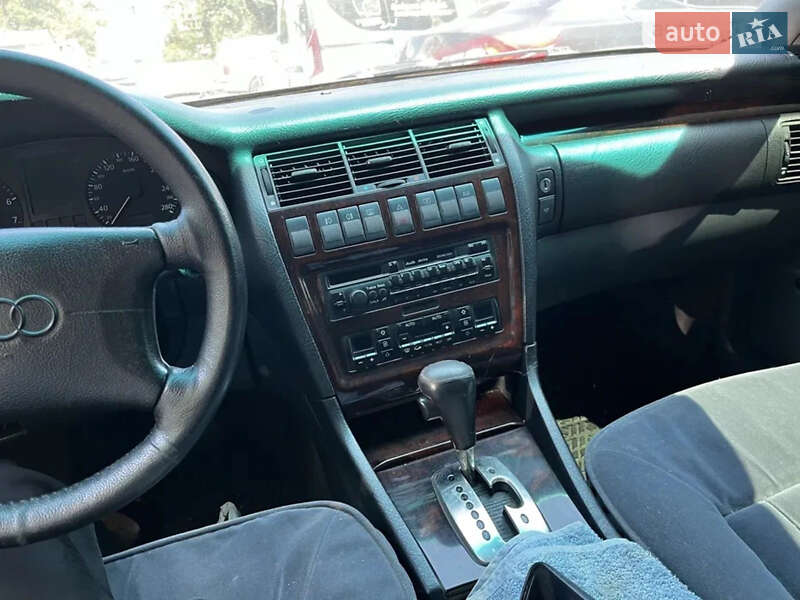 Седан Audi A8 1996 в Києві
