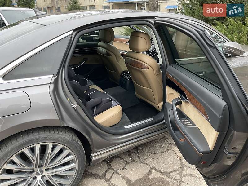 Седан Audi A8 2018 в Львові