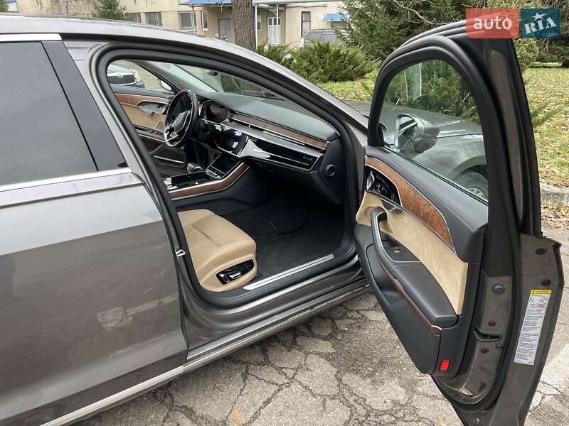 Седан Audi A8 2018 в Львові