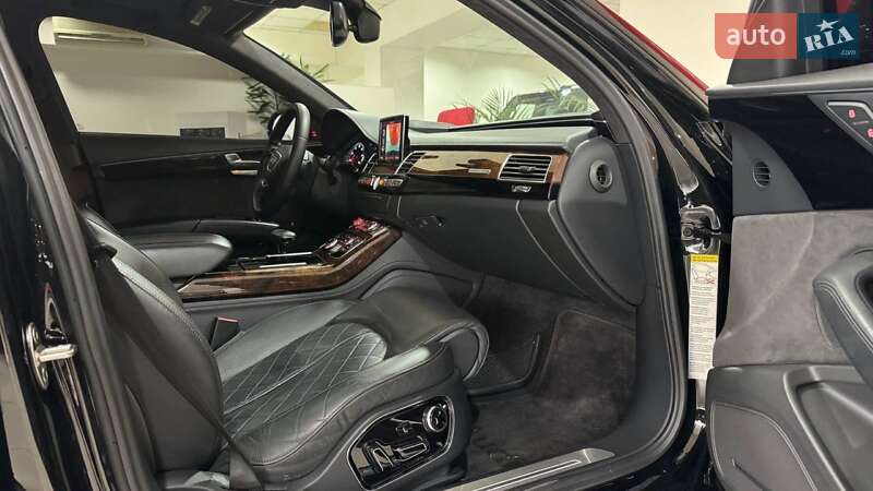 Седан Audi A8 2015 в Ужгороді