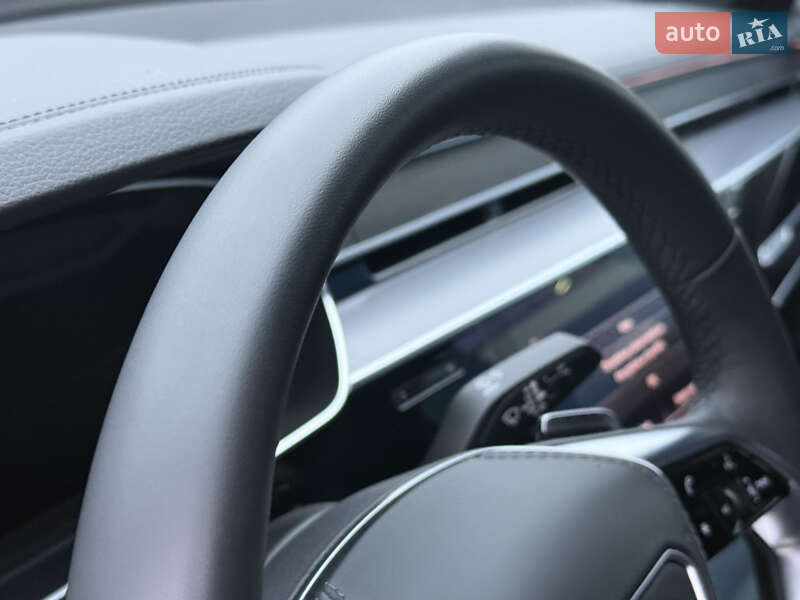 Седан Audi A8 2024 в Ровно