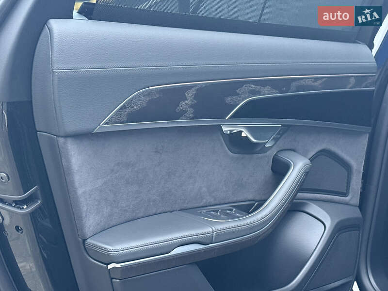 Седан Audi A8 2024 в Ровно