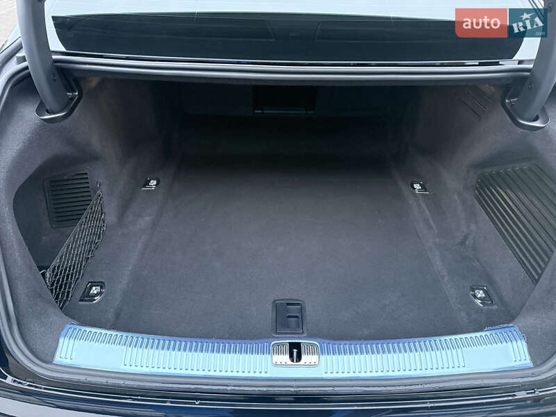 Седан Audi A8 2024 в Ровно