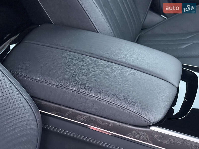 Седан Audi A8 2024 в Ровно