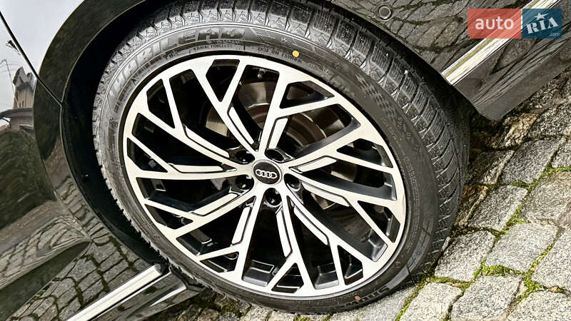 Седан Audi A8 2022 в Киеве