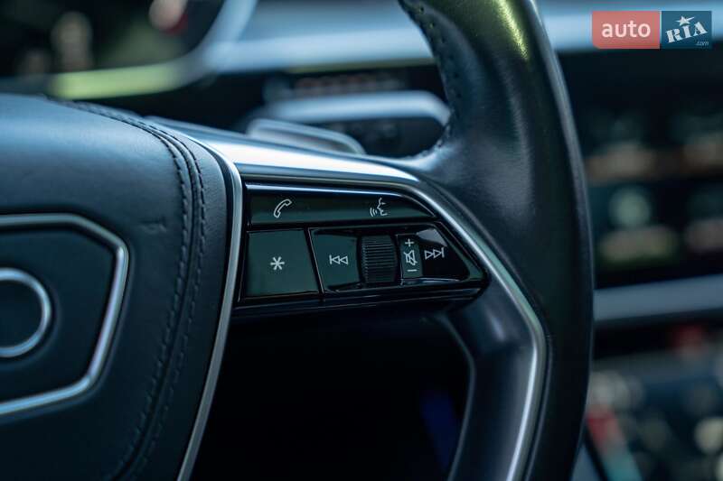 Седан Audi A8 2021 в Черновцах