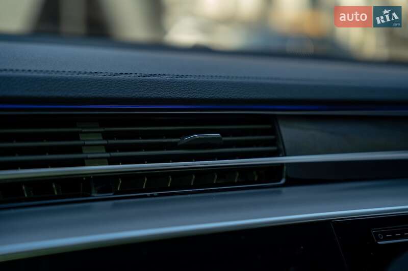 Седан Audi A8 2021 в Черновцах