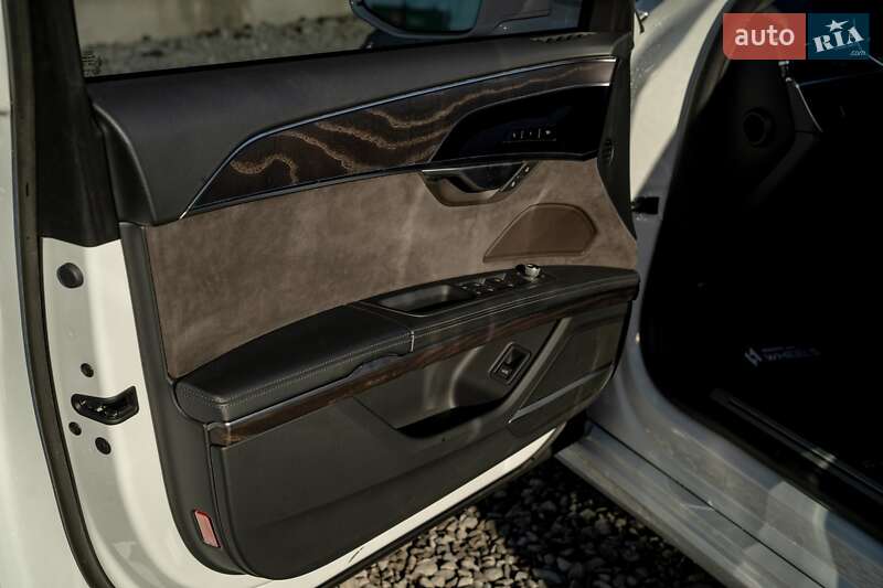 Седан Audi A8 2021 в Черновцах