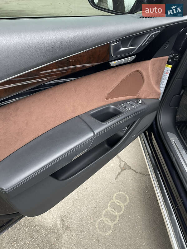 Седан Audi A8 2015 в Днепре