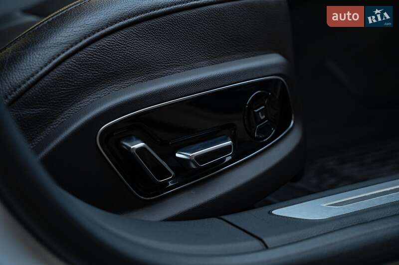 Седан Audi A8 2021 в Черновцах