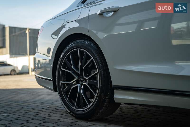 Седан Audi A8 2021 в Черновцах