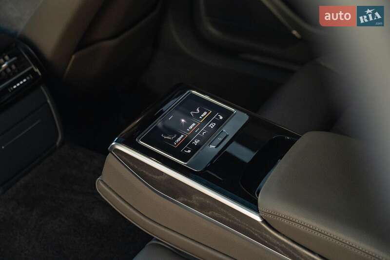 Седан Audi A8 2021 в Черновцах