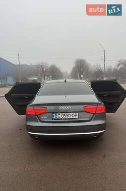 Седан Audi A8 2014 в Коростене