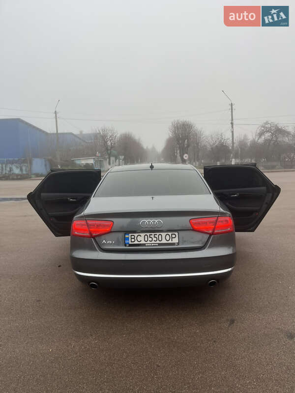 Седан Audi A8 2014 в Коростене