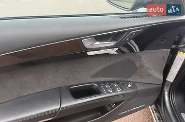 Седан Audi A8 2014 в Коростене