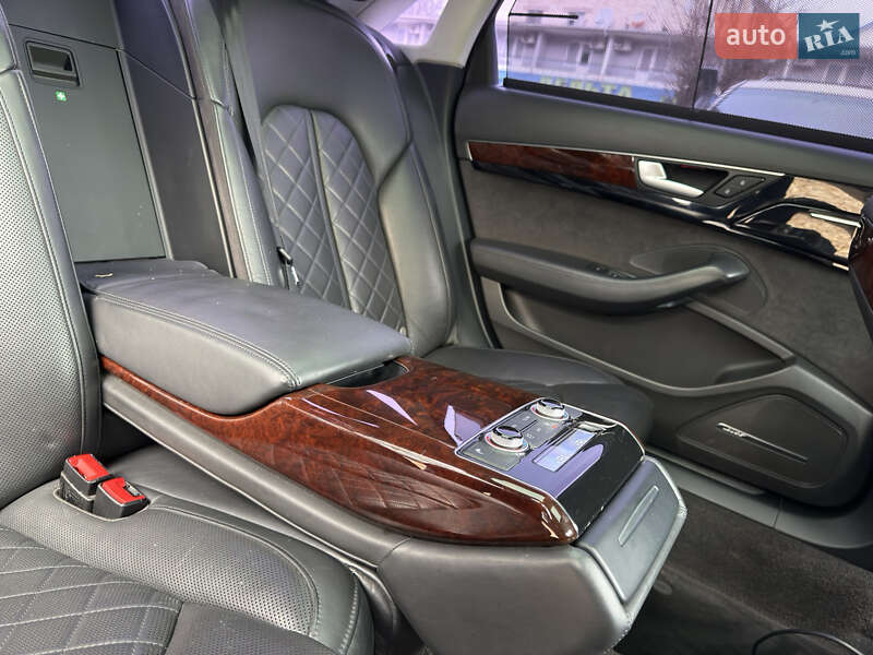 Седан Audi A8 2012 в Черновцах
