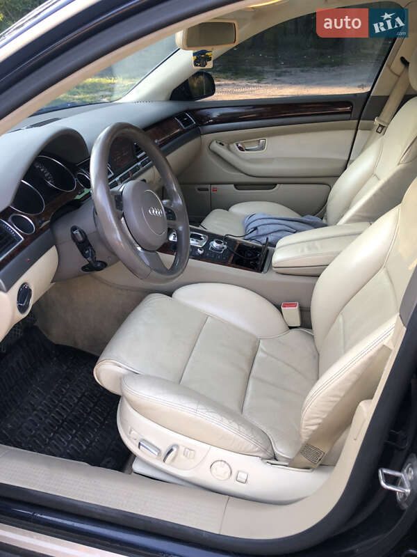 Седан Audi A8 2004 в Буче