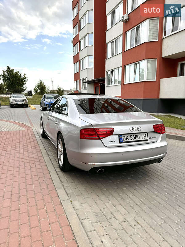 Седан Audi A8 2012 в Вараше