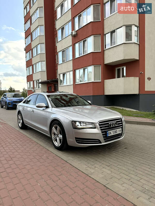 Седан Audi A8 2012 в Вараше
